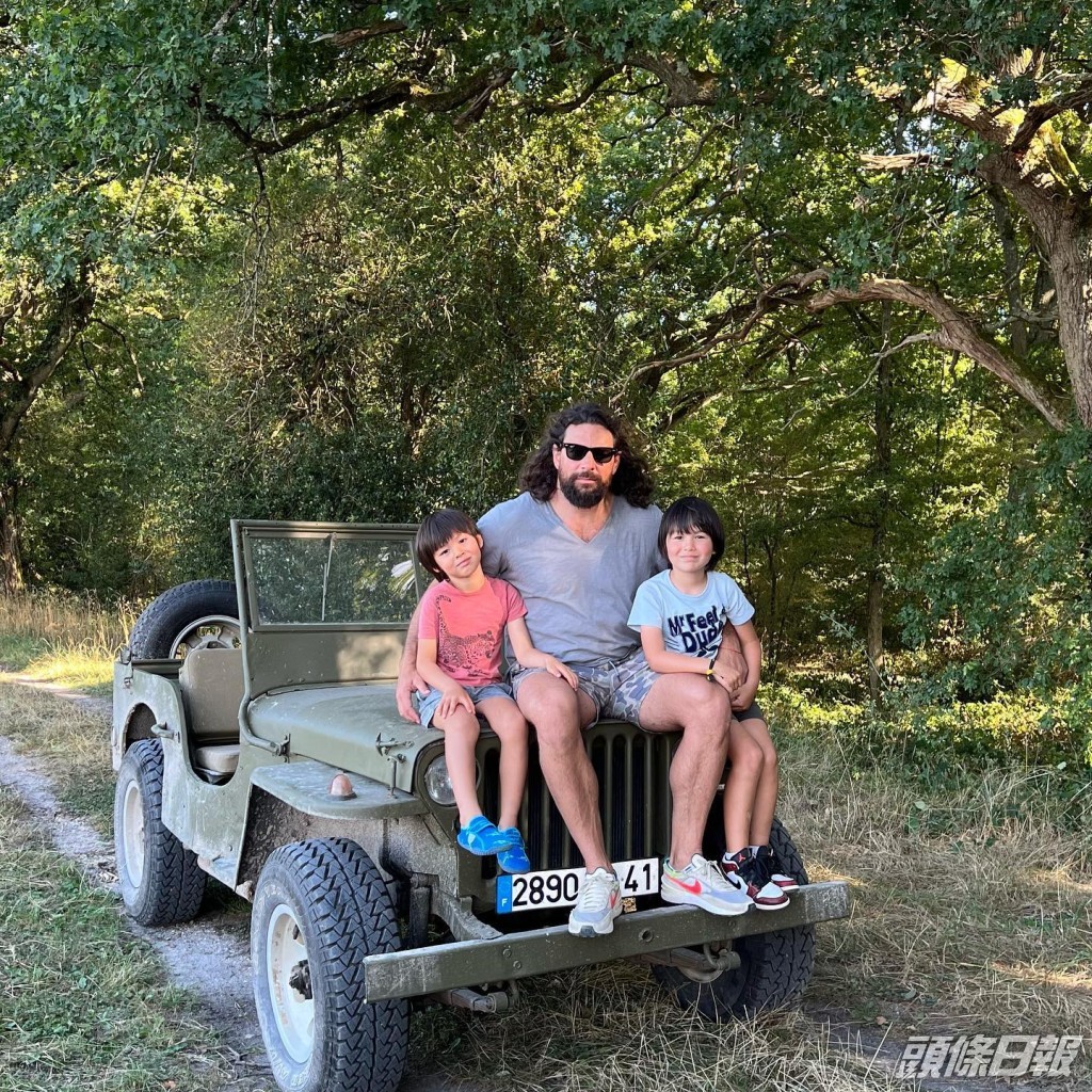 周汶錡一家四口早前返法國放暑假。